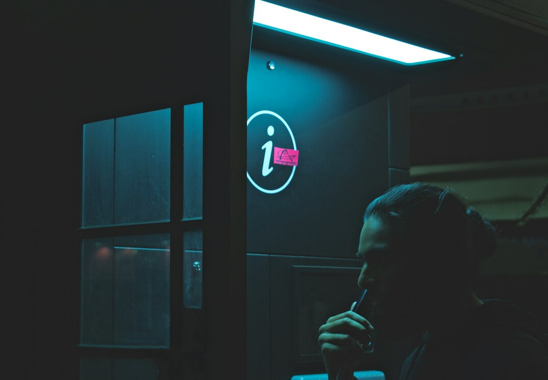 Personne répondant au téléphone dans un bureau lumineux