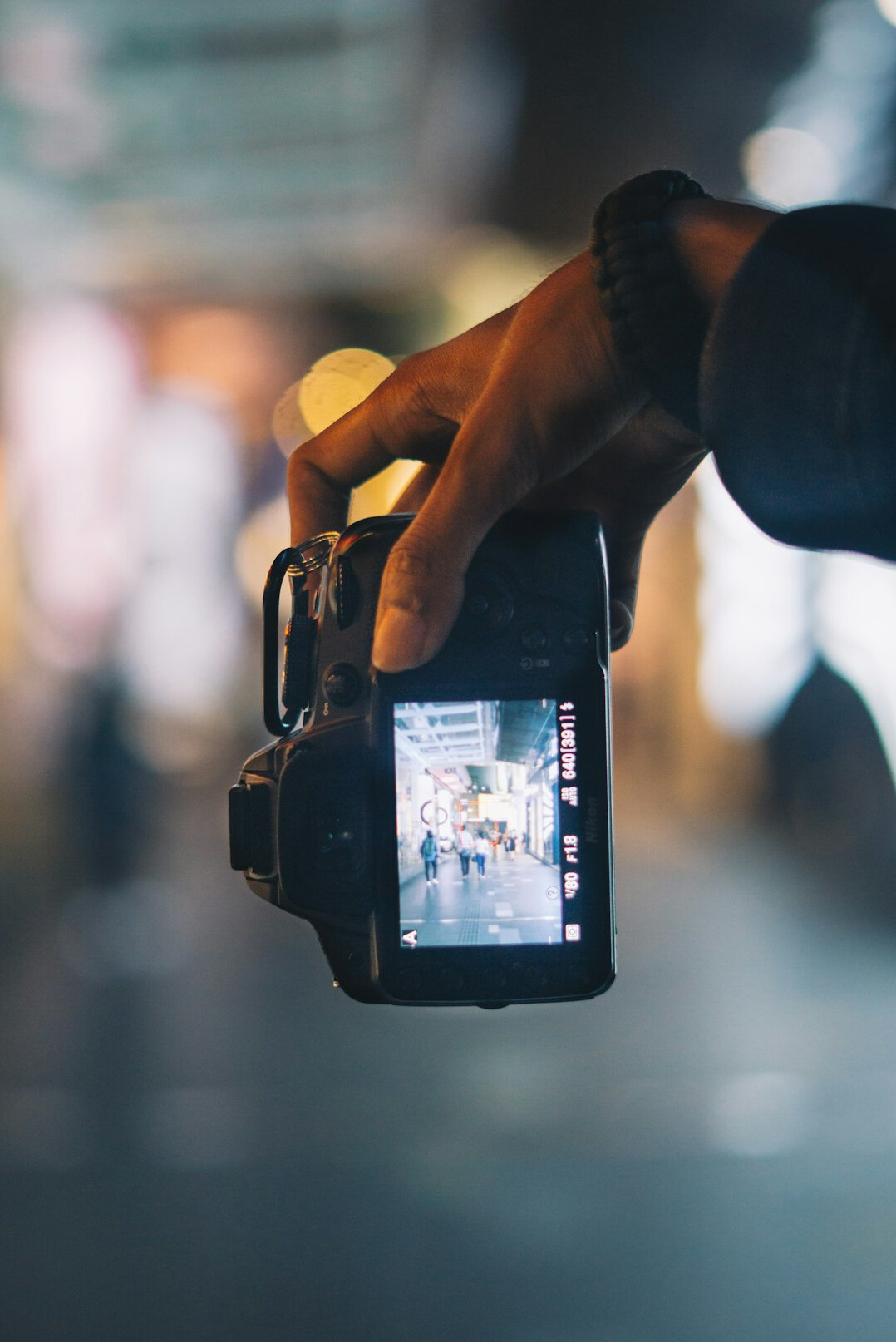 Journaliste tenant une caméra vidéo en reportage