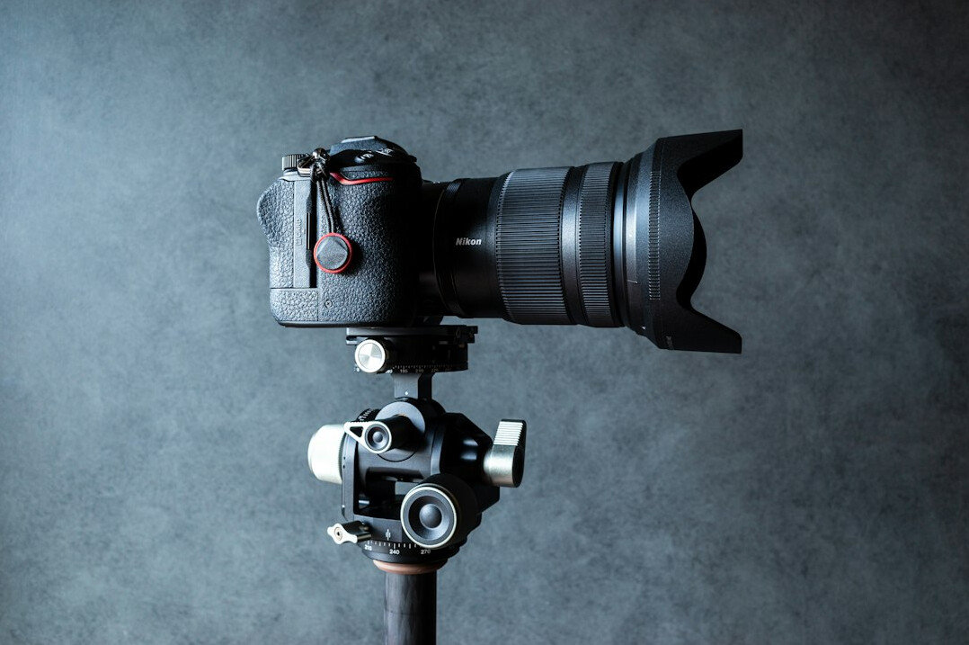 Caméra vidéo professionnelle posée sur un trépied en studio
