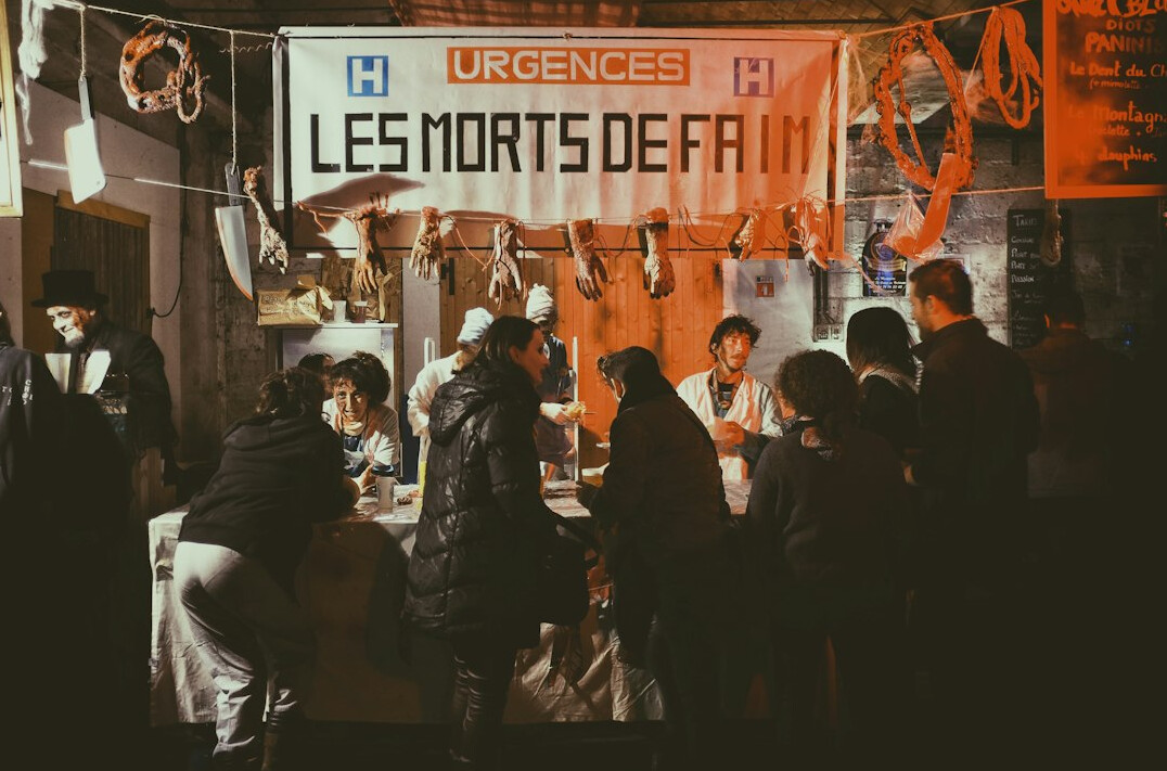 Équipe pédagogique souriante devant les bureaux
