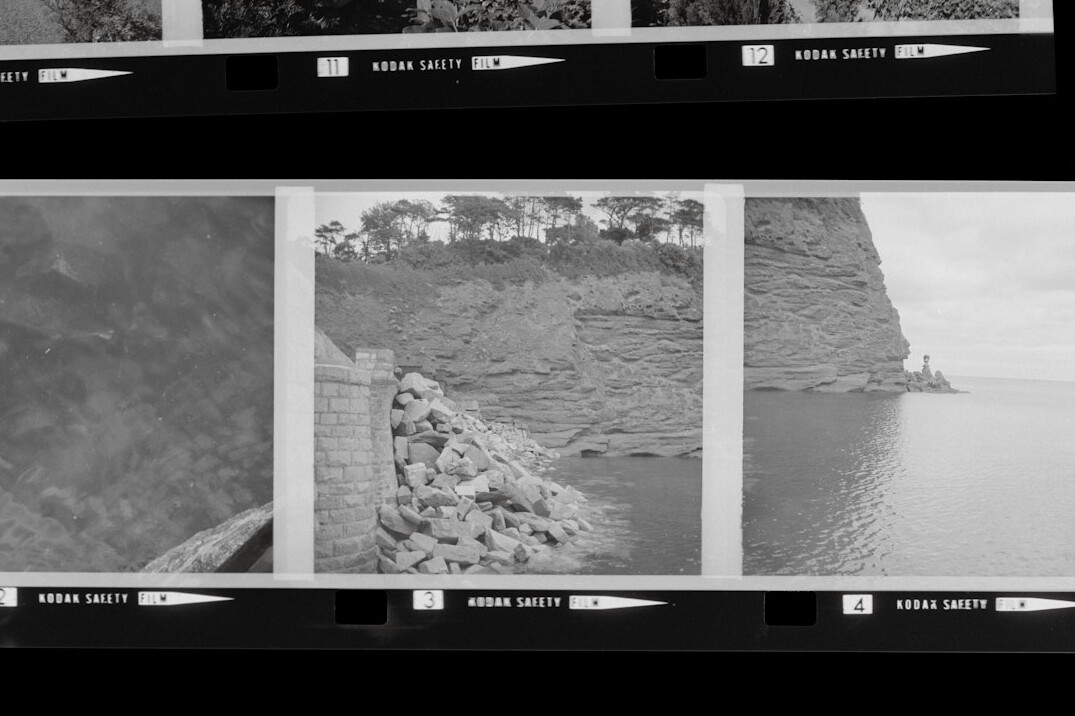 Écran d'ordinateur affichant une timeline de montage vidéo colorée