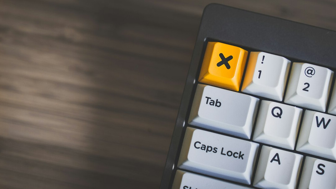 Gros plan sur un clavier et un écran affichant des balises de métadonnées