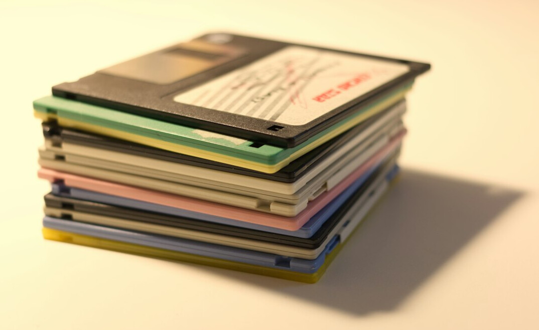 Étagères d'archives avec bandes vidéo et boîtiers étiquetés
